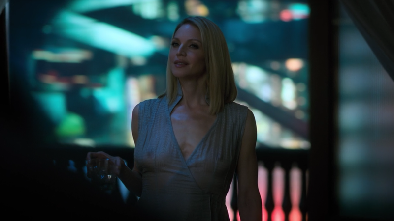 Miriam Bancroft (Kristin Lehman) seduces Kovacs in his hotel room.